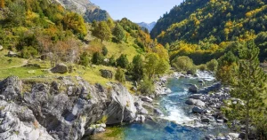 Restricciones de agua en el Pirineo oscense: qué zonas, prohibiciones y cómo afecta a vecinos y veraneantes