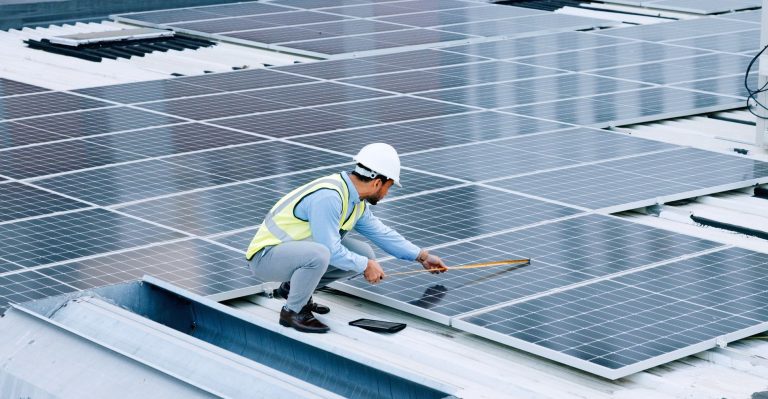 España instala menos placas solares pero el sector fotovoltaico seguirá en auge, según Evolución Solar