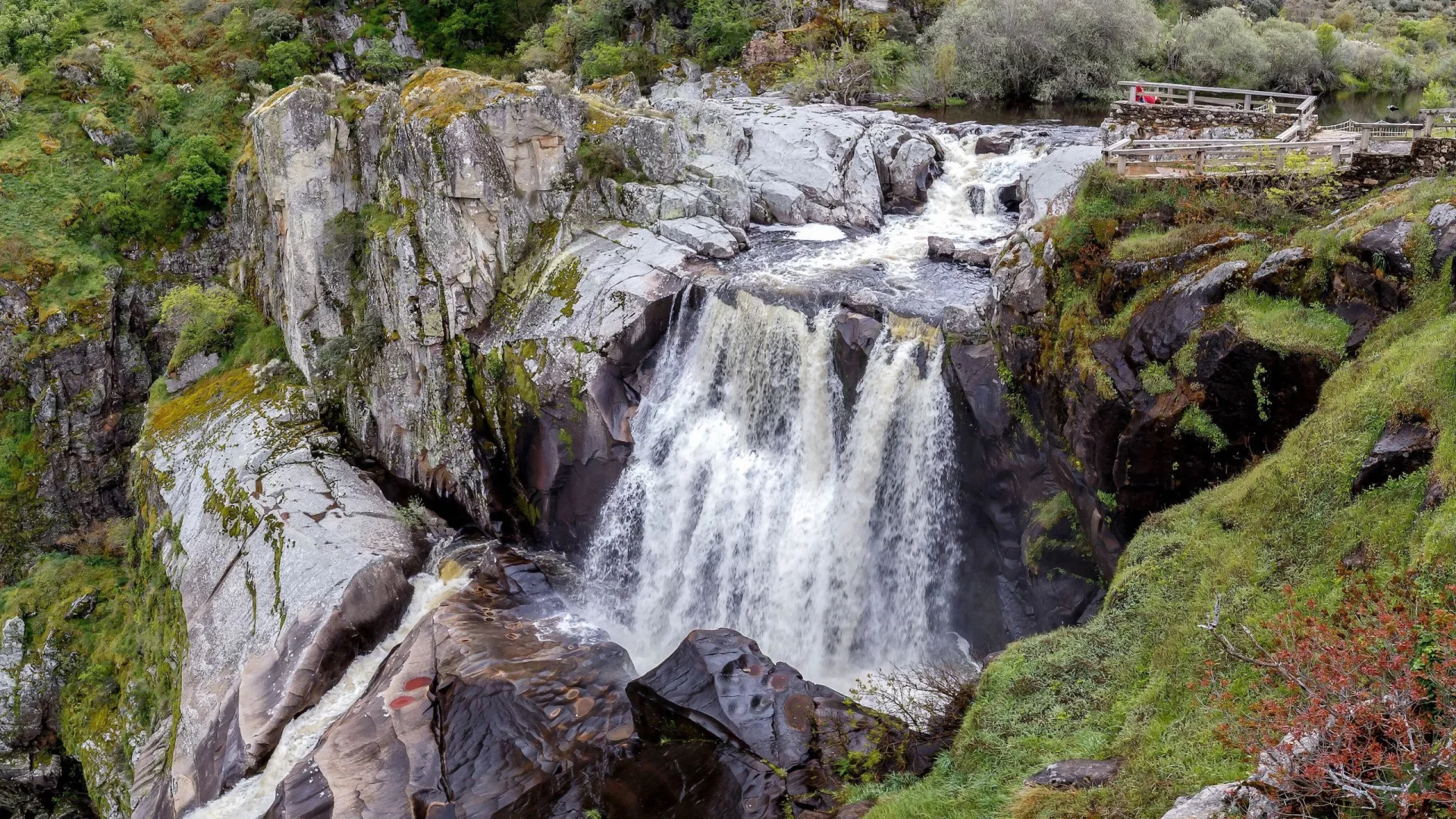 Descubre Pozo de los Humos, las Cataratas del Niáraga españolas