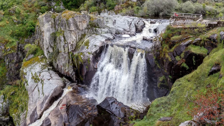 Descubre Pozo de los Humos, las Cataratas del Niáraga españolas