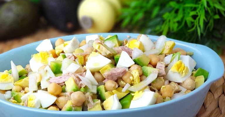 Cómo preparar un festín con garbanzos: platos gourmet en tiempo récord 2 Ensalada de garbanzos con aguacate: Un alimento fresco y veloz