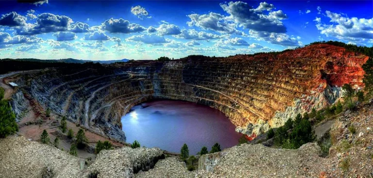 Descubre el orgullo de Huelva: El Parque Minero de Riotinto, la mina de cobre más grande del mundo
