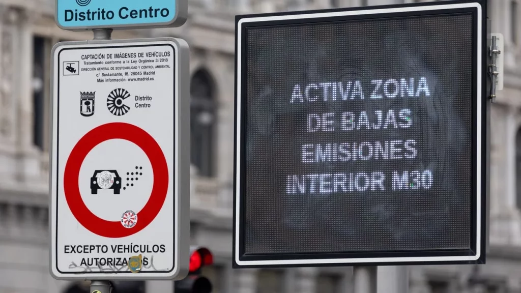 La nueva señal de la DGT vuelve locos a los conductores: qué significa y qué multa te ponen 1 La señal R-120: un círculo rojo con un icono verde