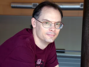 Tim Sweeney arremete contra los avisos de IA de Steam: «tan partidistas como un ensayo político»