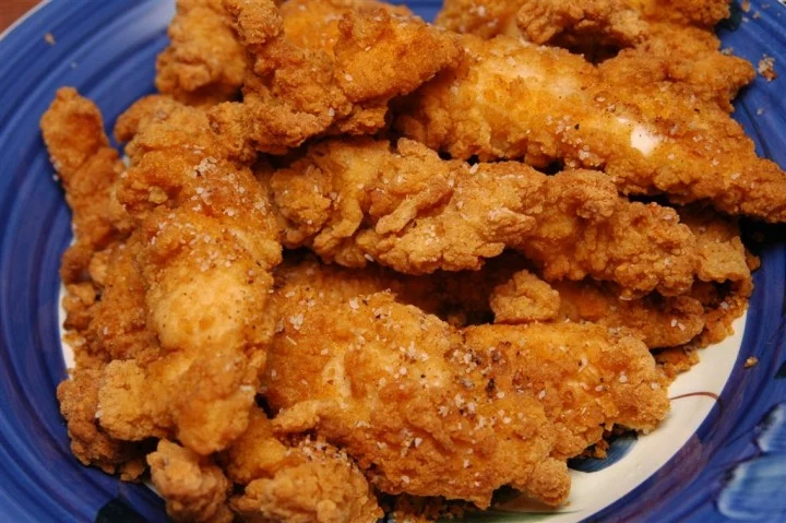 Deliciosas tiras de pollo crujiente al estilo KFC, receta casera
