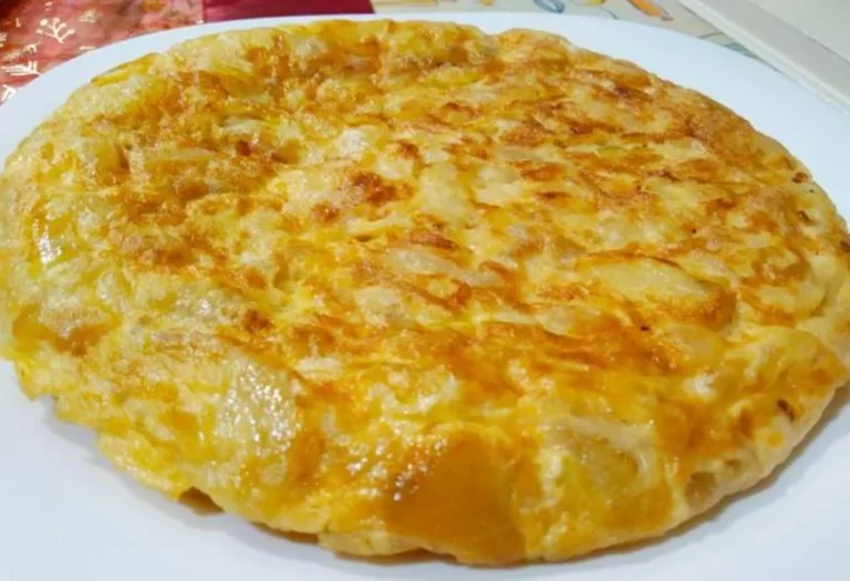 La receta más rompedora es esta de tortilla de patatas y guindillas para los amantes del picante