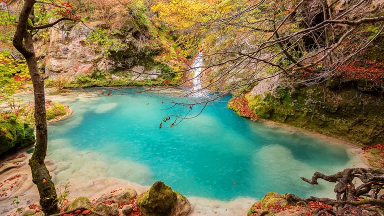 Conoce el Caribe español en Nacedero del Urederra, las aguas turquesas de Navarra