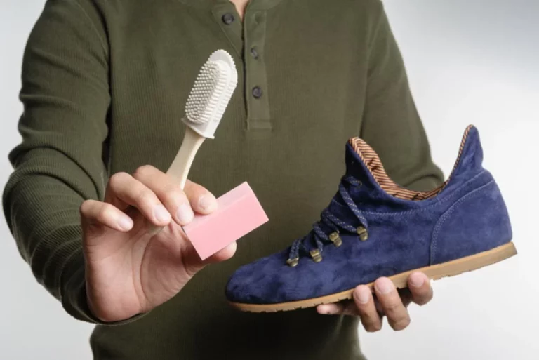 El truco casero para desmanchar tus zapatillas de colores que si funciona