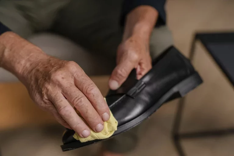 Cómo dejar tus zapatos bien lustrados para ir a la oficina