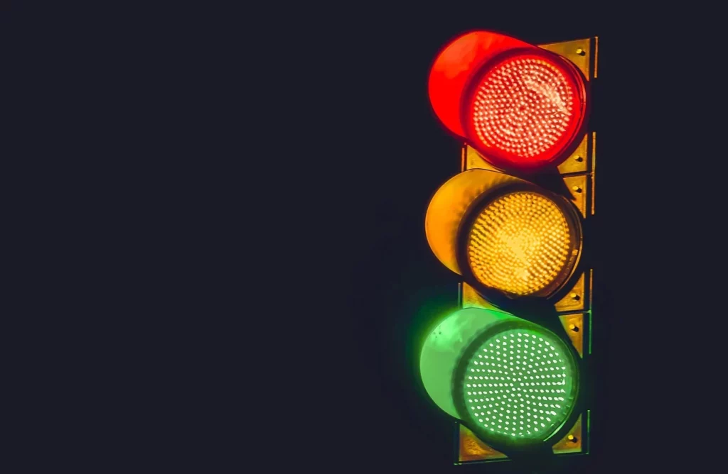 DGT: Consecuencias legales y económicas de pasar un semáforo en ámbar