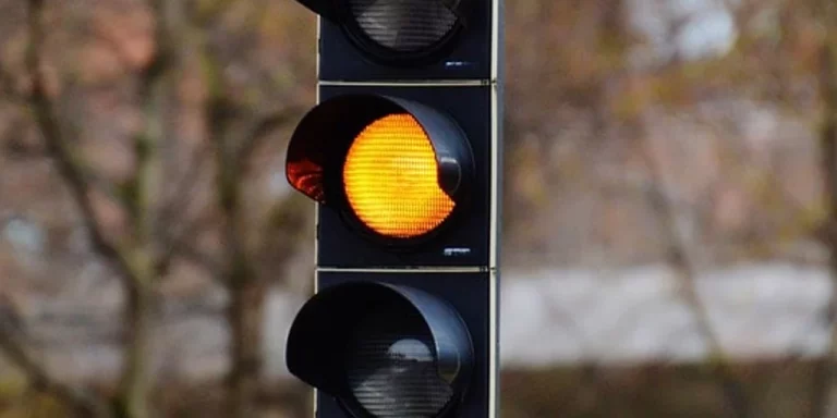 La DGT aclara por fin el dilema del semáforo en ámbar