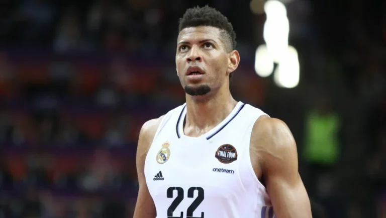 El despiste de Tavares al hablar de la renovación de Poirier: lo da por hecho El despiste de Tavares al hablar de la renovación de Poirier: lo da por hecho