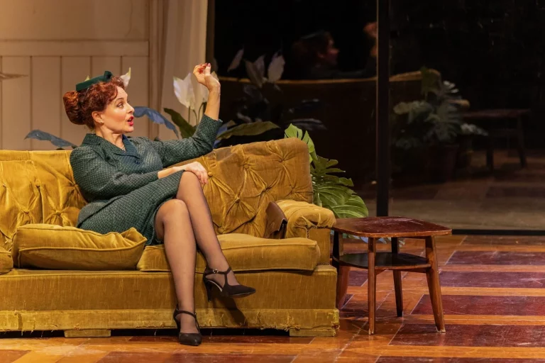 'La importancia de llamarse Ernesto', una entretenida revisión del ataque de Óscar Wilde a la hipocresía en el Teatro Pavón 'La importancia de llamarse Ernesto', una entretenida revisión del ataque de Óscar Wilde a la hipocresía en el Teatro Pavón
