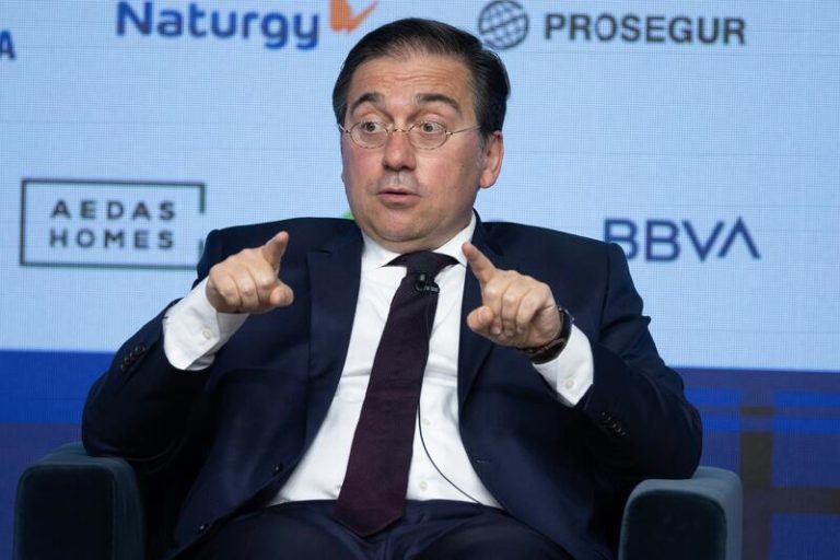 Albares lamenta que la descalificación gana terreno en política y alerta de importancia de europeas para frenarlo