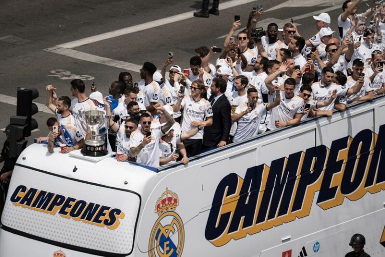 Cibeles vibra con la fiesta del Real Madrid por su 36ª Liga