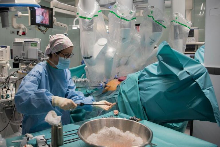 El Hospital Clínic de Barcelona, primero de España en realizar 200 trasplantes robóticos de riñón