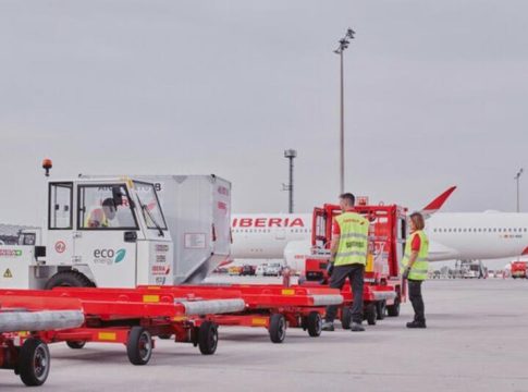 USO se concentra en Barajas contra el traspaso del 'handling' de Iberia a la nueva compañía