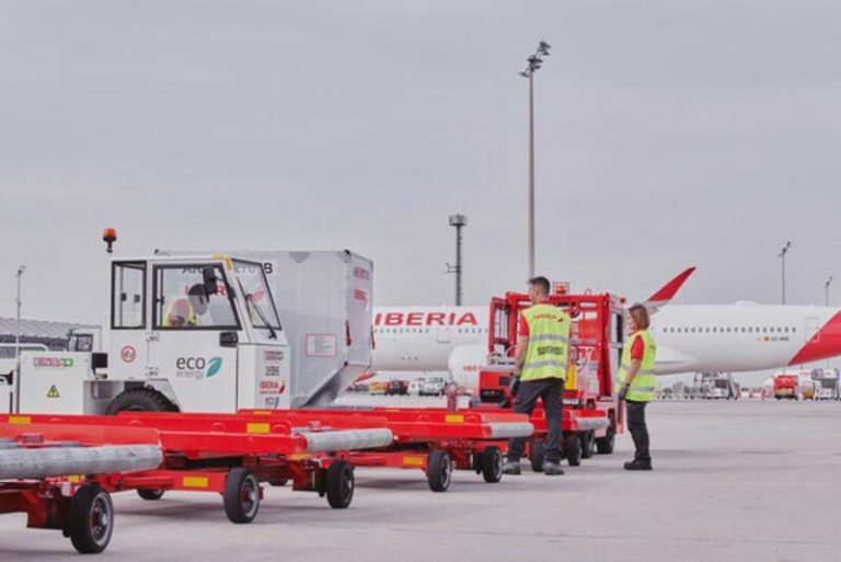 USO se concentra en Barajas contra el traspaso del 'handling' de Iberia a la nueva compañía