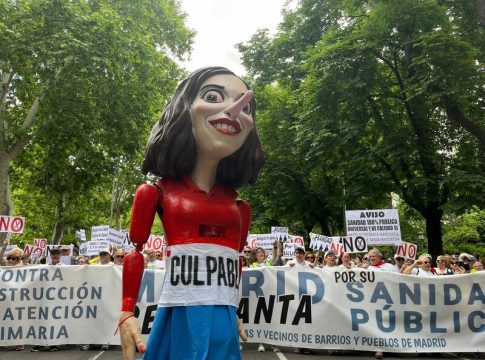 Una nueva protesta sanitaria recorre Madrid contra la gestión de Ayuso: Una nueva protesta sanitaria recorre Madrid contra la gestión de Ayuso: