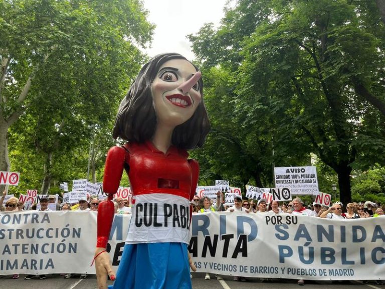 Una nueva protesta sanitaria recorre Madrid contra la gestión de Ayuso: 