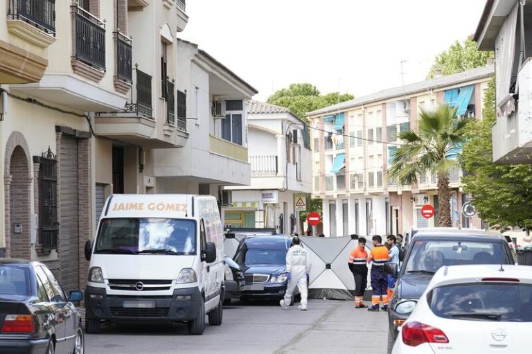 Un hombre mata a sus dos nietos y se suicida tras atrincherarse en una casa de Huétor Tájar (Granada) Un hombre mata a sus dos nietos y se suicida tras atrincherarse en una casa de Huétor Tájar (Granada)