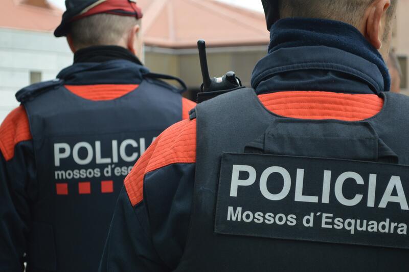 Investigan a 7 mossos por la presunta detención ilegal a un hombre homosexual en Barcelona
