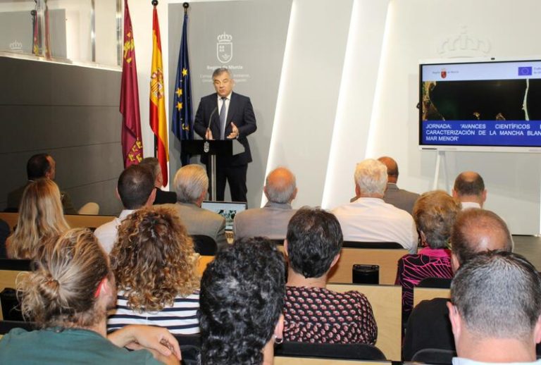 Murcia reúne a expertos para intercambiar información científica sobre la 'mancha blanca' del Mar Menor
