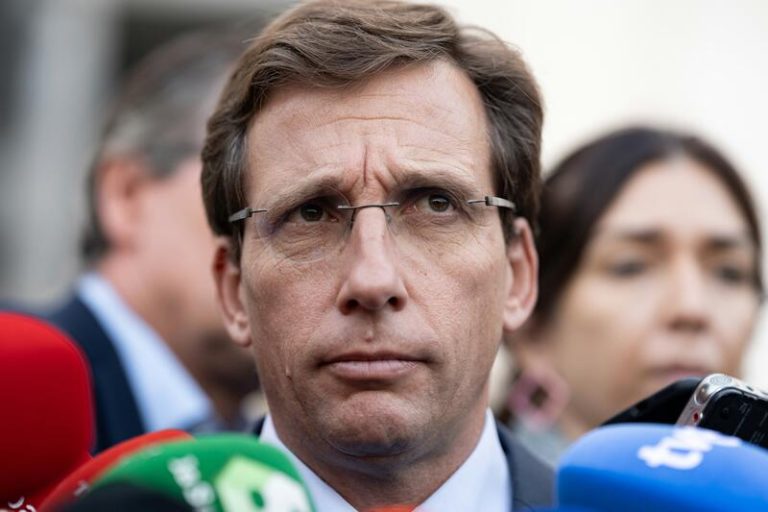Almeida carga contra la 