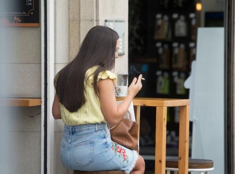 A más de la mitad de los españoles le incomodan los fumadores en las terrazas, según la OCU A más de la mitad de los españoles le incomodan los fumadores en las terrazas, según la OCU