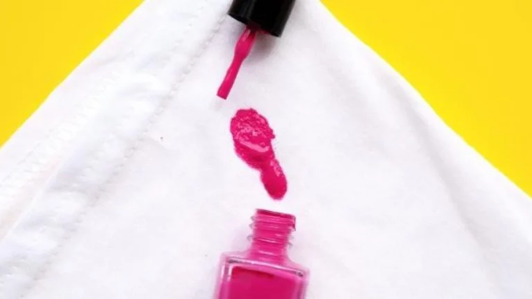 5 trucos infalibles para limpiar las manchas de esmalte de uñas de tu ropa