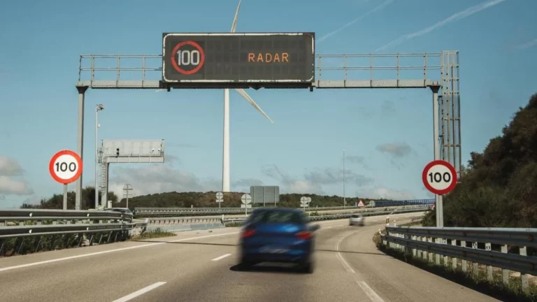Saber si hay un radar de la DGT en un cartel luminoso es así de sencillo