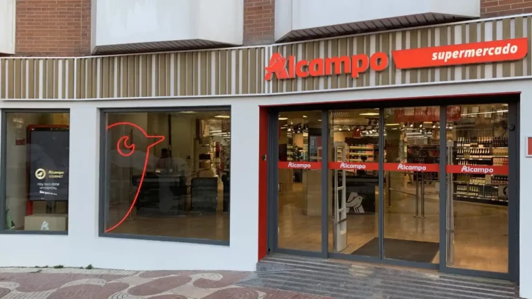 Alcampo estrena una maleta de viaje todoterreno con medidas de cabina que no se te puede escapar