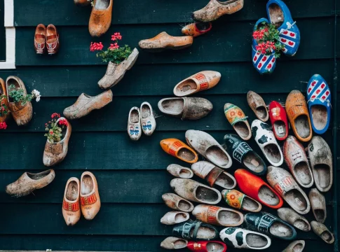 8 zuecos de Mango, Birckenstock y Dr. Martens para ir elegante y cómoda a todas partes 8 zuecos de Mango, Birckenstock y Dr. Martens para ir elegante y cómoda a todas partes