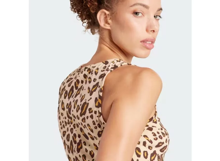 Adidas se apunta a la moda animal print con un top baratísimo en Decathlon