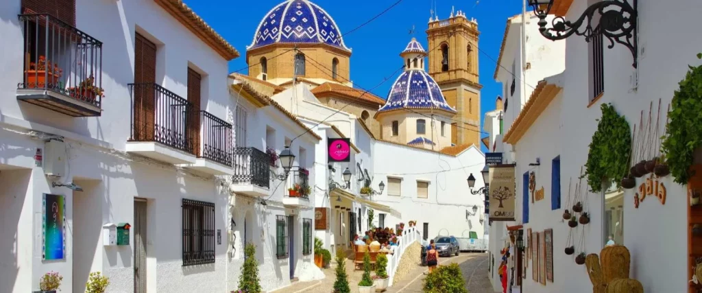 5 ciudades que debes visitar si pasas el verano en España 1 Descubre Altea, una de las ciudades más bonitas de España