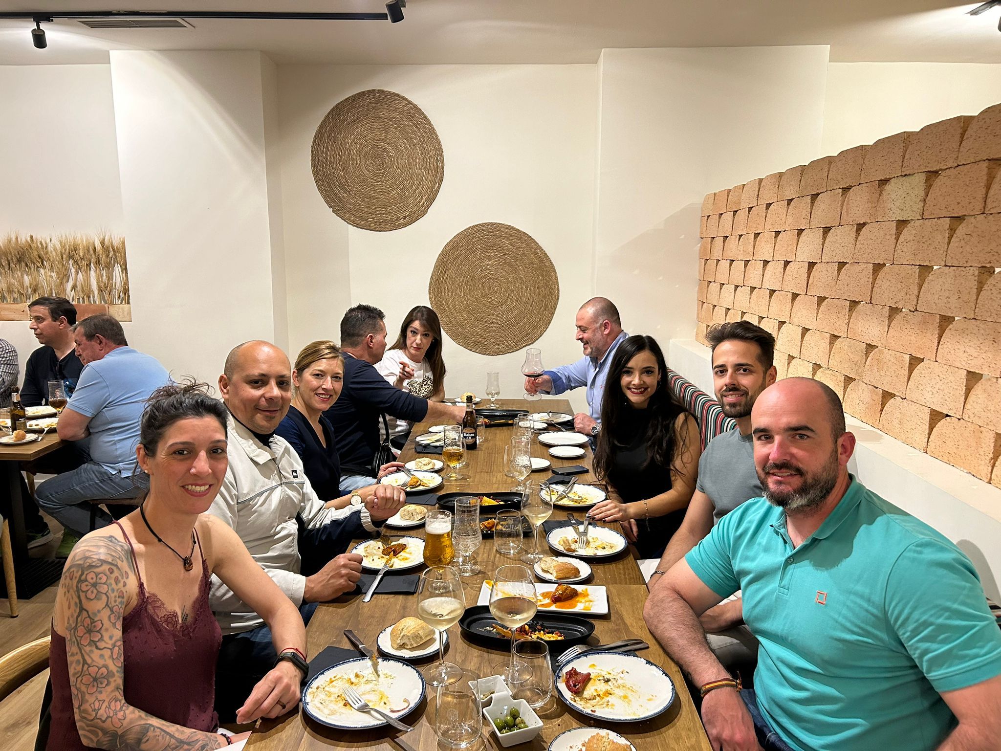 La Rabiosa protege su esencia manchega y apuesta por la carne Abrasador como raíz de su oferta gastronómica 1 Amigos y clientes durante la inauguracin