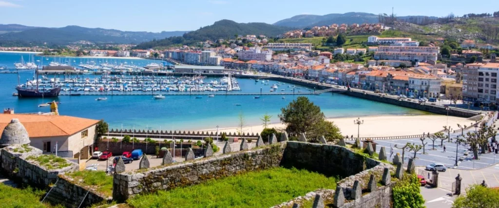 Baiona, uno de los pueblos que más visitantes alberga en Galicia
