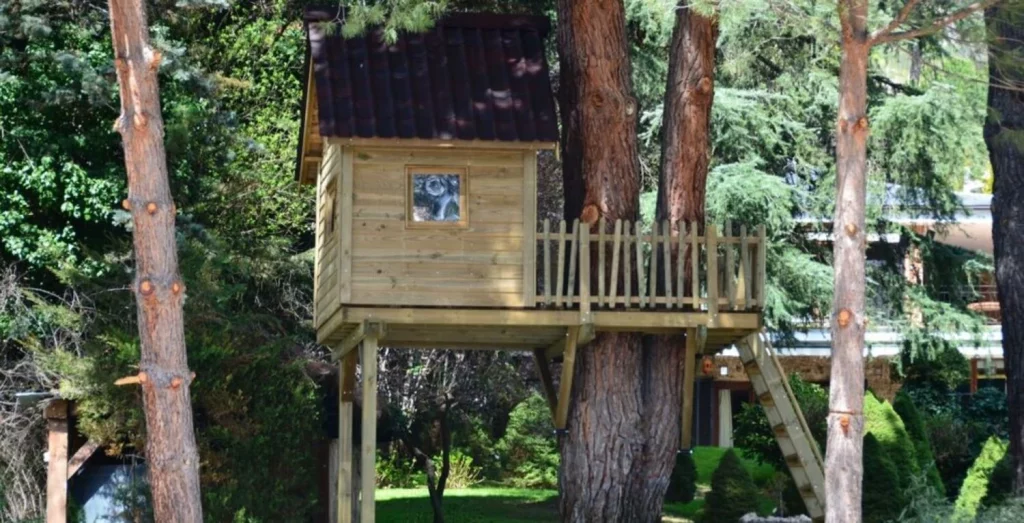 Los pasos finales para construir la casa del árbol