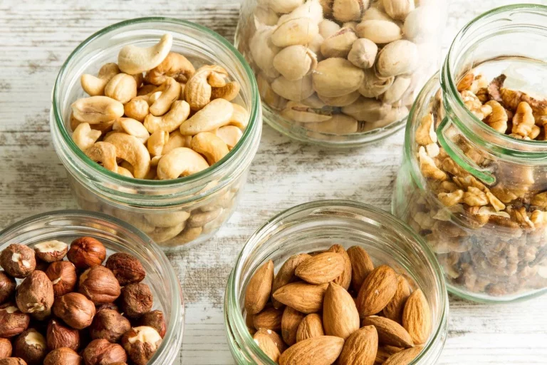 Si tienes divertículos y te han prohibido los frutos secos: era un mito (esto puedes comer)