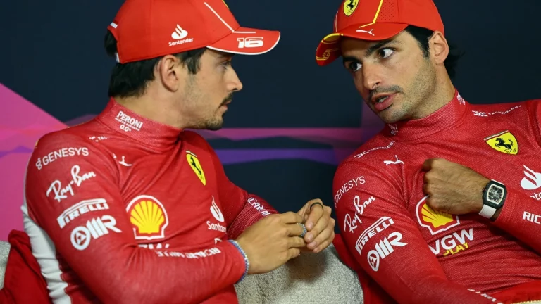 Carlos Sainz estalla al saber el plan de Ferrari para Lewis Hamilton