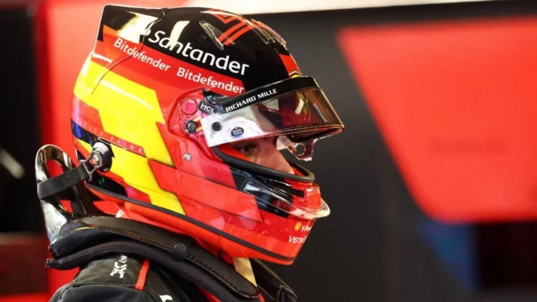 Carlos Sainz vuelve a chocar con Fernando Alonso para encontrar asiento