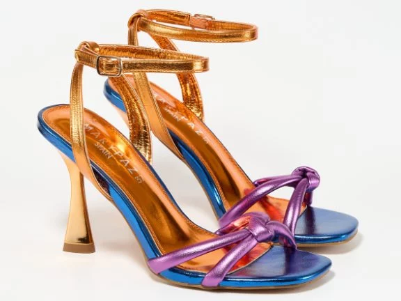 Adiós a andar incómoda en tacones con las sandalias de Marypaz coloridas y con toque metálico