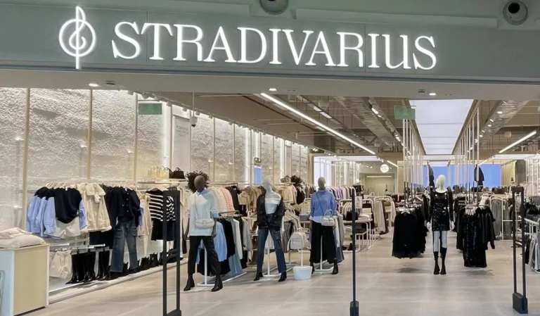 Stradivarius rebaja a 9,99 € el top de abalorios perfecto para la ola de calor (y para ir sin sujetador)