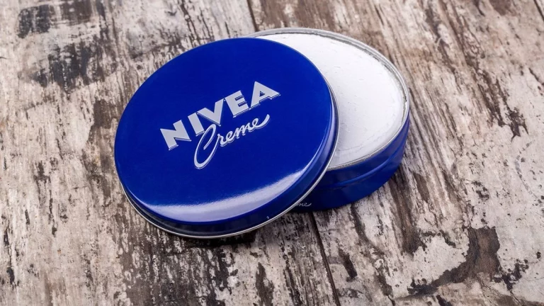 La Nivea de lata azul: el clásico low-cost que una experta recomienda para prevenir estrías