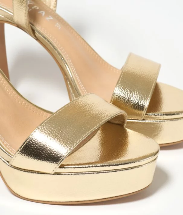 Adiós a andar incómoda en tacones con las sandalias de Marypaz coloridas y con toque metálico