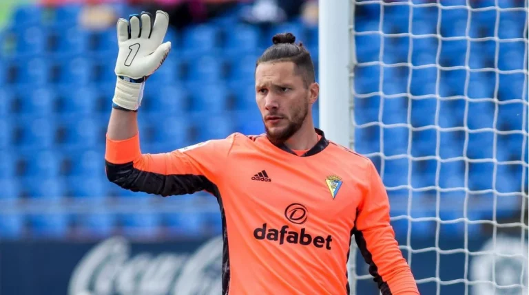 Ledesma aprovecha la vacante en la portería del Rayo para seguir en Primera