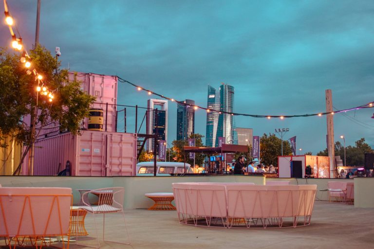 Gran éxito en la inauguración del Autocine Madrid con su espectacular nuevo espacio estilo Miami Gran éxito en la inauguración del Autocine Madrid con su espectacular nuevo espacio estilo Miami
