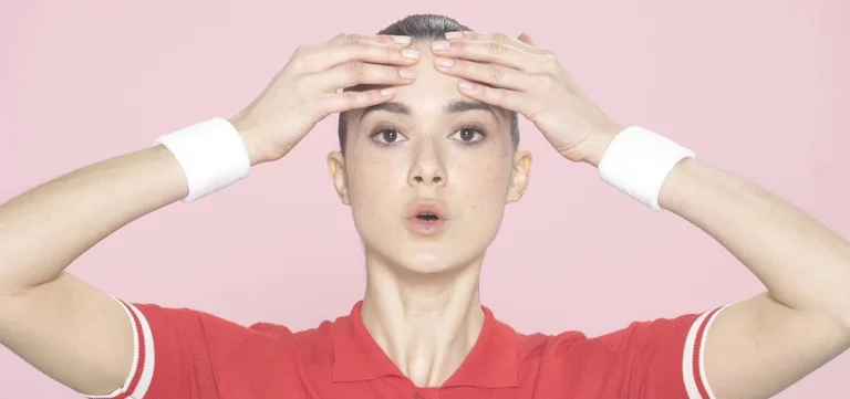 Descubre cómo puedes  eliminar las líneas de expresión con el yoga facial