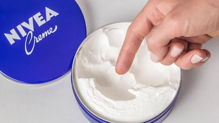 Descubre por qué la Nivea y la miel se han convertido en el secreto mejor guardado para combatir las arrugas