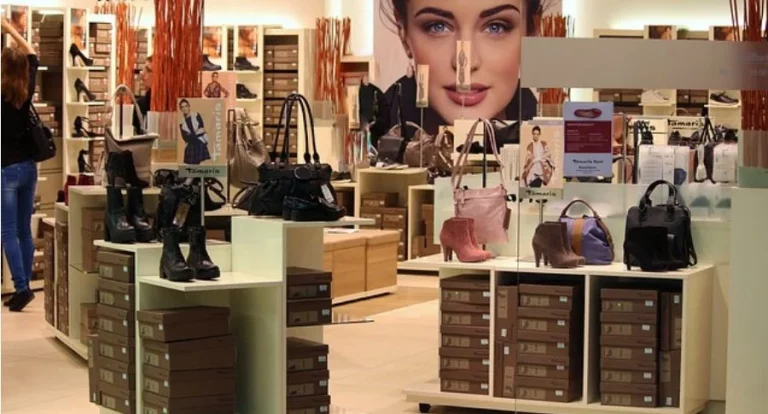 El bolso bucket que arrasa esta temporada lo tienen Stradivarius, Zara y Parfois